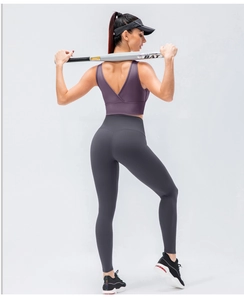 Détail du dos en V profond et de la coupe sans couture de cet ensemble de yoga sport