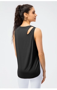 Detail eines schwarzen, atmungsaktiven Yoga-Tops mit stilvollem Ausschnitt am Rücken für Damen