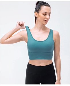 Détail du soutien-gorge de sport vert foncé avec larges bretelles et tissu élastique respirant