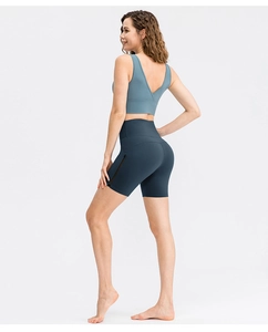 Dettaglio degli shorts da yoga a vita alta con tasca laterale a scomparsa con zip e opaco