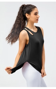 Detail eines schwarzen Yoga-Tops mit Schulterausschnitt und Seitenschlitz für Bewegung