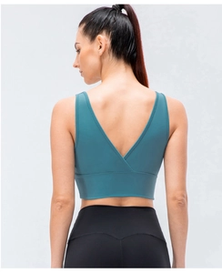 Détail du design croisé au dos de cette brassière de yoga vert sarcelle à haute élasticité
