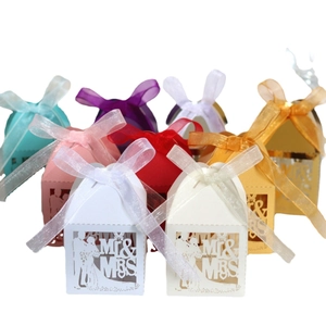 Boîtes à dragées mariage découpées au laser Mr & Mrs avec rubans en organza colorés