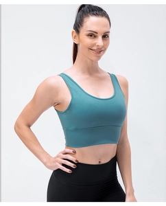 Détail du soutien-gorge de sport bleu sarcelle avec bretelles larges et bande de soutien