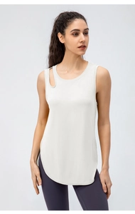 Detail eines cremefarbenen Damen-Yoga-Tops mit Schulterausschnitt und rundem Saum