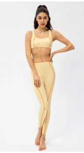 Détail du legging de yoga crème taille haute avec bandes latérales contrastées orange vif