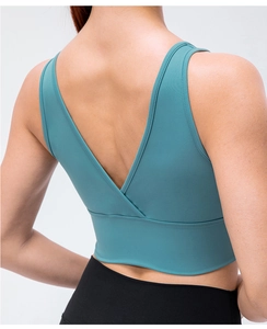 Détail du design croisé en V profond dans le dos du soutien-gorge de yoga bleu sarcelle