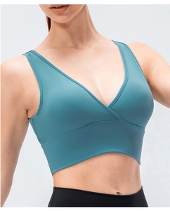 Gros plan d'un soutien-gorge de sport turquoise avec col en V et bande de maintien large