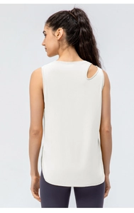 Detailansicht des Fitness-Tops mit Tropfenausschnitt am Rücken und Bogensaum-Design