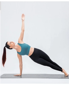 Détail d'un ensemble de yoga avec brassière de sport et legging à haute élasticité