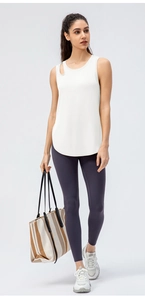 Detail eines weißen ärmellosen Yoga-Tops mit modischem Hohl-Design an der Schulter