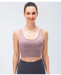 Détail d'un soutien-gorge de sport rose poudré avec col en U et large bande de maintien