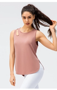 Detail des mauvefarbenen Yoga-Tops mit atmungsaktivem Stoff und Cut-out-Schulterdesign