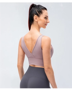Vue détaillée du dos d'un soutien-gorge de sport haute élasticité avec coupe en V ouverte
