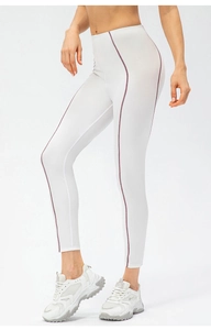 Détail d'un legging de yoga taille haute blanc avec coutures contrastées violettes
