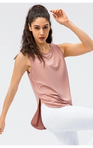 Detail eines locker sitzenden Yoga-Tops in Rosé mit Seitenschlitzen und Rundsaum