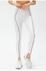 Détail de legging de yoga blanc à taille haute avec rayures latérales contrastées violettes
