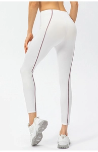 Détail de legging de yoga taille haute avec coutures contrastées violettes et tissu blanc