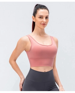 Détail d'un soutien-gorge de yoga rose avec larges bretelles et ourlet de soutien
