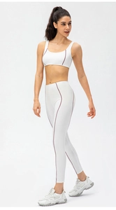 Détail de l'ensemble de yoga taille haute en tissu blanc avec passepoil violet