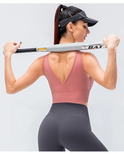 Vue arrière détaillée du soutien-gorge de sport rose et du legging de yoga gris