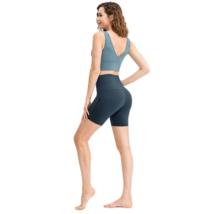Completo sportivo donna con gilet azzurro scollo a V e pantaloncini yoga blu scuro