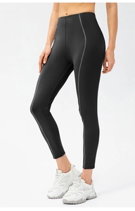 Détail du legging de yoga noir taille haute avec coutures grises décoratives affinantes