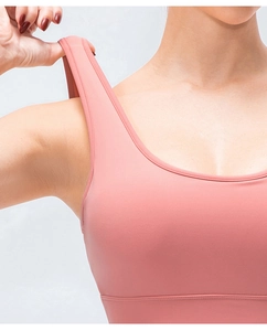 Détail des larges bretelles et du col en U du soutien-gorge de sport yoga rose