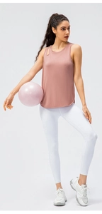 Detailansicht des rosa ärmellosen Yoga-Tops mit Cut-Out-Schulter und Schnelltrocknungsstoff