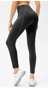 Détail du legging de yoga noir à taille haute avec des coutures grises profilées