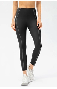 Détail du legging de yoga noir taille haute avec coutures contrastées gris foncé