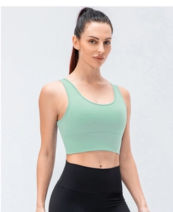 Gros plan détaillé d'un soutien-gorge de yoga vert clair à larges bretelles élastiques
