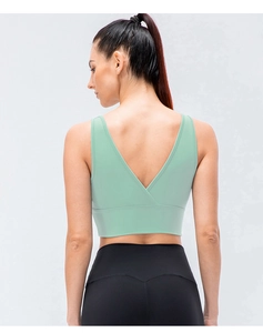 Vue détaillée du soutien-gorge de yoga vert menthe avec dos en V et tissu respirant