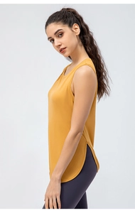 Seitenansicht des ingwergelben ärmellosen Sport-Tops mit Seitenschlitzen für Damen