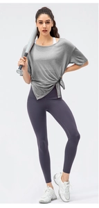 Women's quick-dry sports top with side slit detail and high-waist yoga leggings