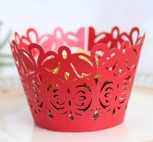Pirottini rossi per cupcake tagliati al laser con motivi floreali per matrimoni