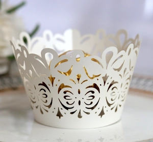 Pirottini per cupcake color crema tagliati al laser con farfalle e fiori intricati