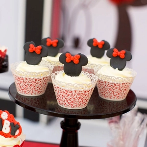 Caissettes à cupcakes découpées au laser avec décorations Minnie Mouse et nœuds à pois rouges