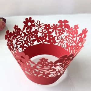 Involucri per cupcake rossi tagliati al laser con motivi floreali per decorazioni di nozze