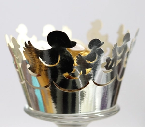 Zilveren lasergesneden cupcake vormpje met eendenpatroon en glanzende metallic afwerking