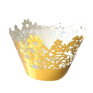 Eleganti pirottini per cupcake dorati tagliati al laser con decori floreali e corona