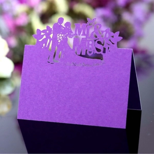 Violette Platzkarte mit Laserschnitt, Schmetterling und Mr & Mrs Silhouette für Hochzeiten
