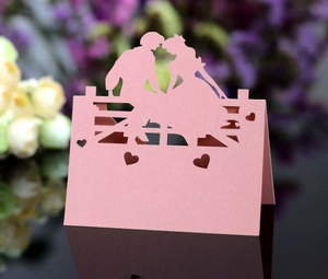 Detailierte lasergeschnittene rosa Hochzeits Tischkarte mit romantischer Paar-Silhouette