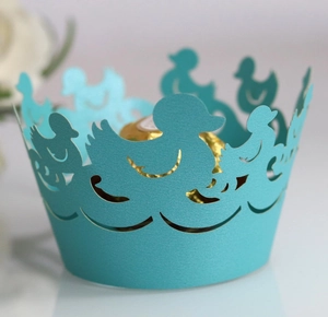 Groenblauwe lasergesneden cupcake wikkel met eendenpatroon voor feestdecor