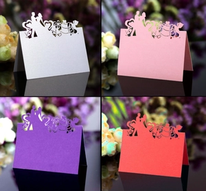 Marque-place de mariage découpé au laser avec silhouette de mariés en couleurs