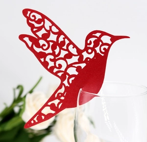 Marque-place colibri rouge découpé au laser avec motifs floraux évidés complexes