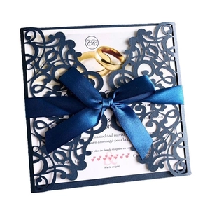 Elegante invito a nozze blu navy tagliato al laser con fiocco in raso e fedi dorate