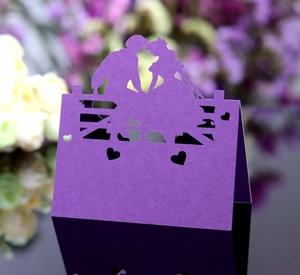 Detail einer lila lasergeschnittenen Hochzeits-Geschenkbox mit einem Brautpaar-Motiv