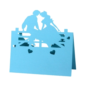 Himmelblaue lasergeschnittene 3D-Platzkarte mit romantischem Liebespaar-Silhouette-Design