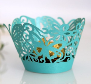 Detalle de envoltorios para cupcakes cortados por láser con encaje de mariposas y flores